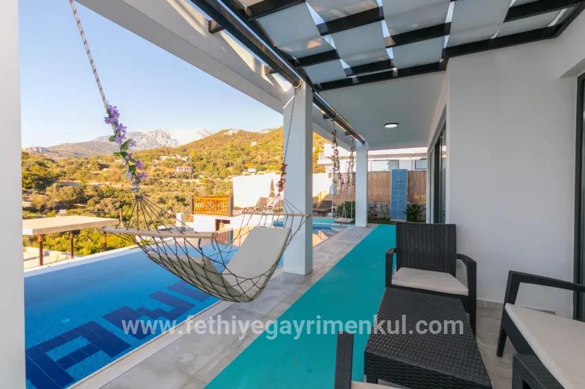4+1-Zimmer Einfamilienhaus Zu verkaufen in Faralya Bz. Fethiye - 500 m²