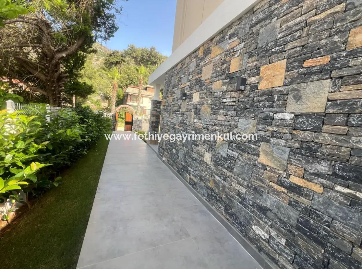 Ultra-Luxusvilla Zum Verkauf Im Viertel Icmeler Im Stadtteil Marmaris, 4 Zimmer, 4 Bäder, 240M2 Mit Swimmingpool, Auf Einem Komplett Freistehenden 450M2 Großen Grundstück Mit Waldblick