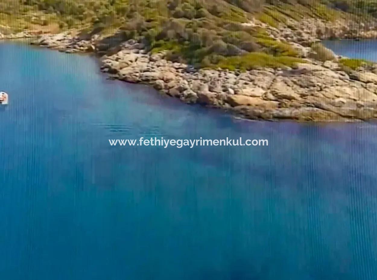 Die Zum Verkauf Stehende Insel Im Golf Von Gökova Im Bezirk Marmaris Hat Eine Grundstücksfläche Von 365000M2 Und Es Befindet Sich Ein Eingetragenes Haus Darin.