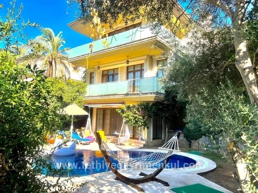 Marmaris Armutalan Mah. Satılık 4+2 Müstakil ev - 970 m²