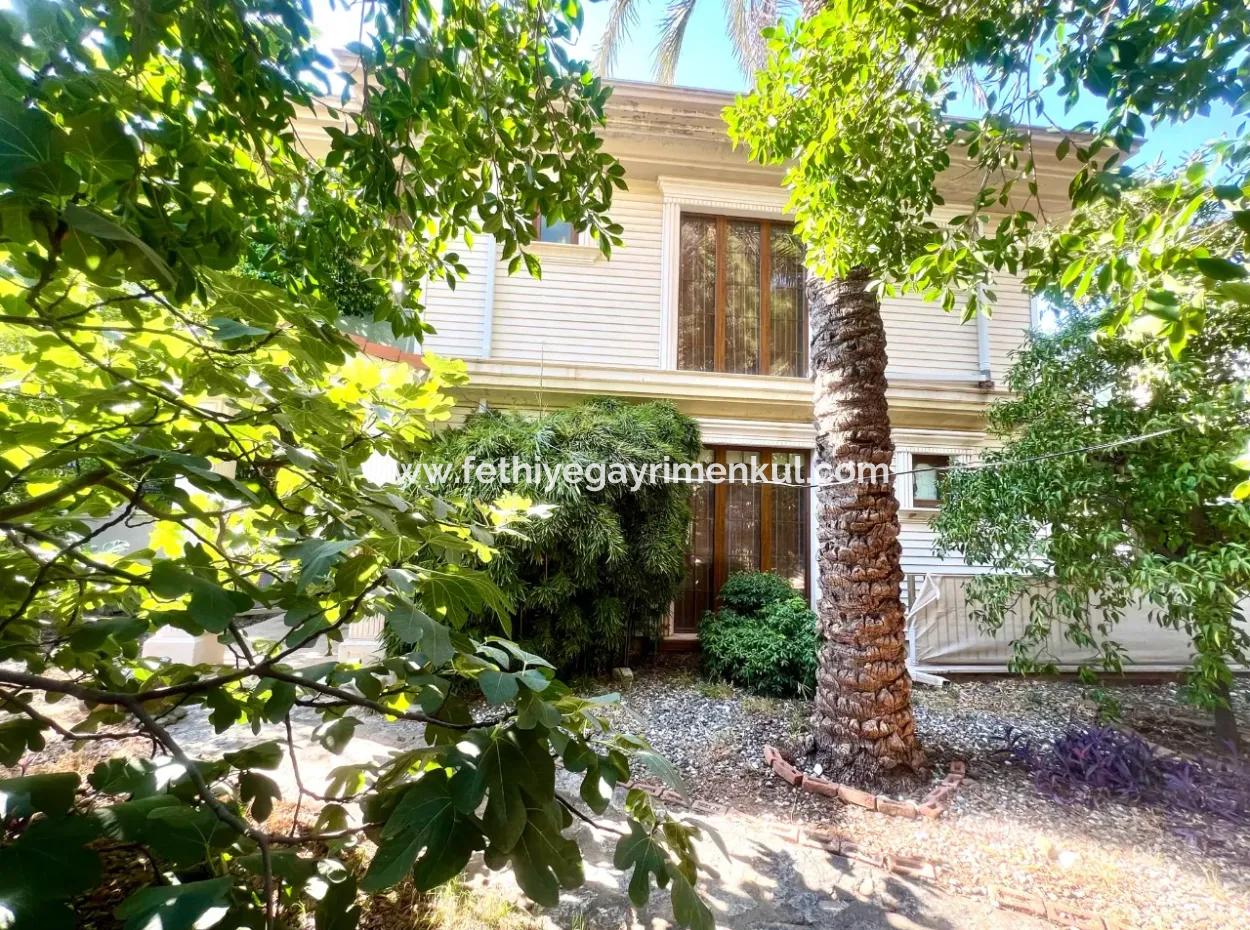 Marmaris Armutalan Mevkiisinde 900M2 Arsa Payı Mevcut 4 Oda 2 Salon 5 Banyo 450M2 Satılık Konak