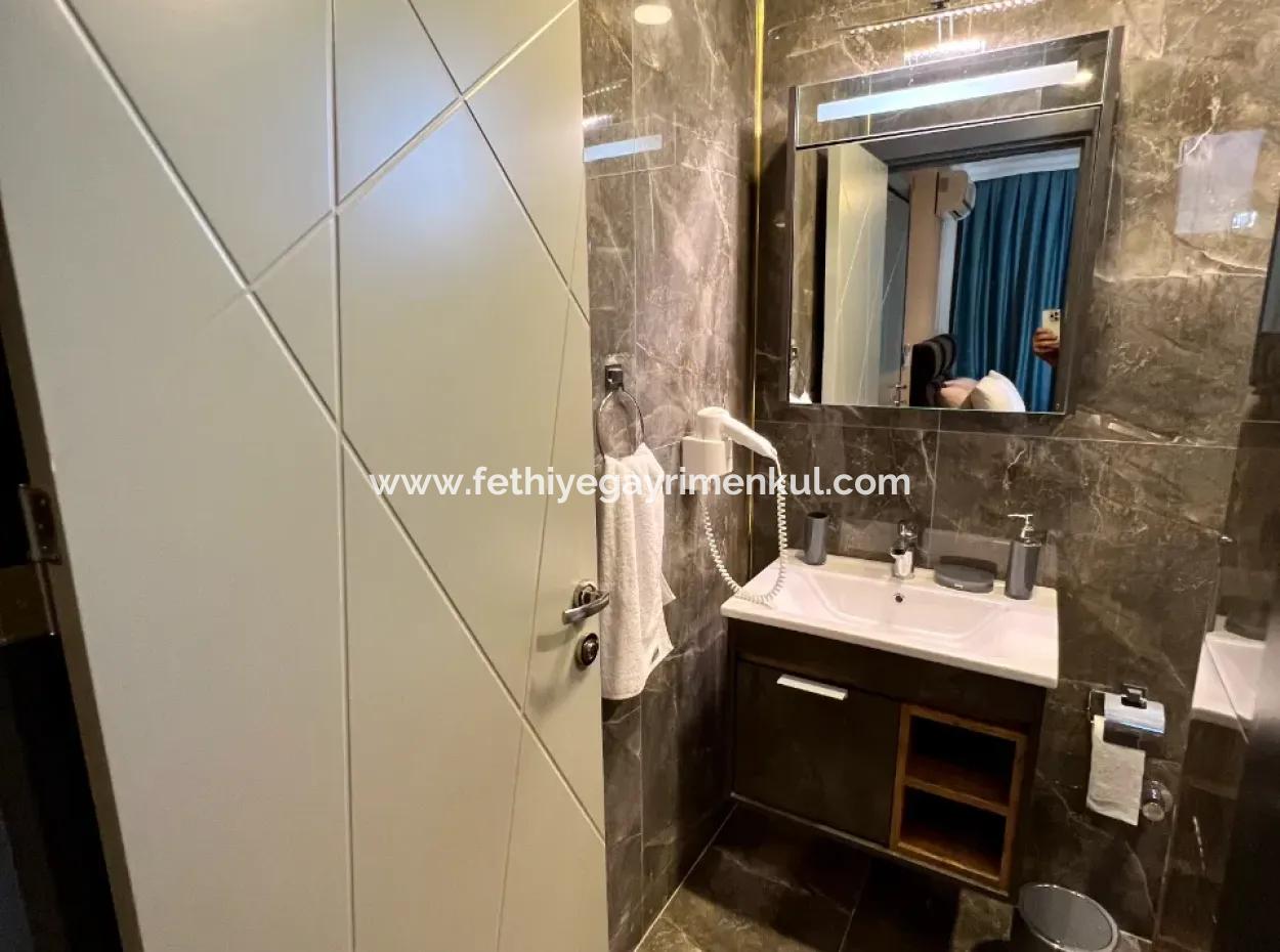 Marmaris Çetibeli,Nde 780M2 Arsa İçerisinde 3 Adet Yüzme Havuzu Ve Çocuk Havuzu Ve Bakıcı Evi Mevcut  Satılık Villa