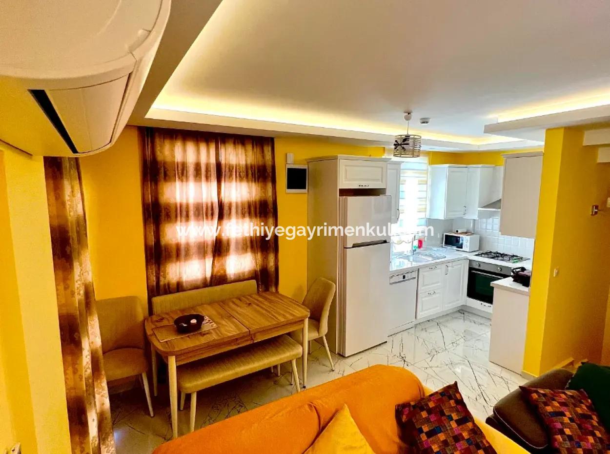 Marmaris Çetibeli,Nde 780M2 Arsa İçerisinde 3 Adet Yüzme Havuzu Ve Çocuk Havuzu Ve Bakıcı Evi Mevcut  Satılık Villa