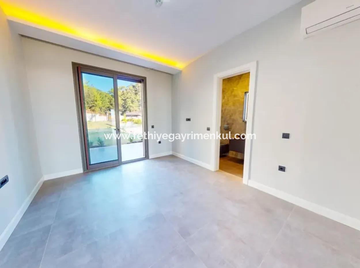 Marmaris Gökbel Mevkiinde Muhteşem Deniz Manzaralı Yüzme Havuzlu 800M2 Arsa İçerisinde 4 Oda 1 Salon Özel Yapım Villa