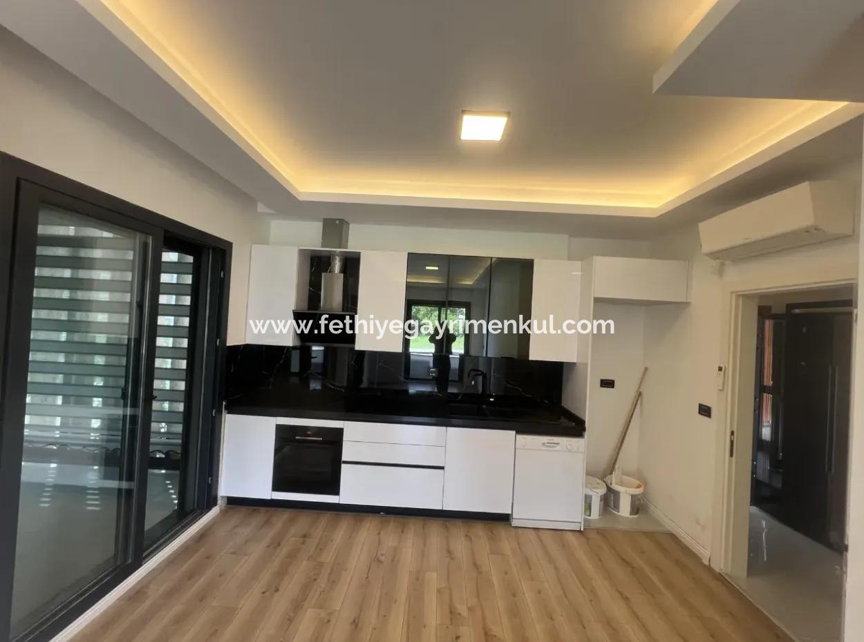 Marmaris Merkezinde Şık Site İçerisinde Giriş Kat Bahçeli Lüks 3 Oda 1 Salon Otoparklı Satılık Daire