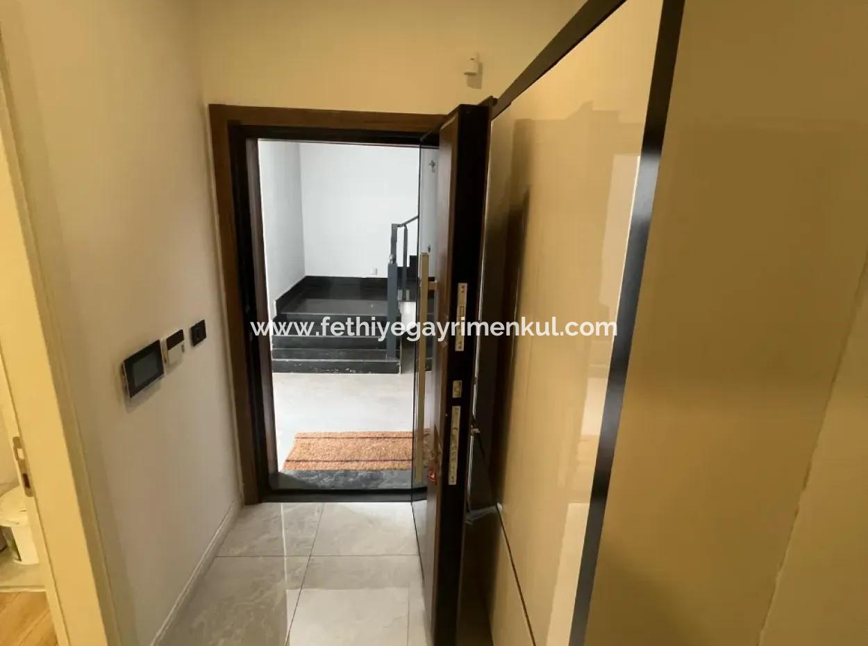 Marmaris Merkezinde Şık Site İçerisinde Giriş Kat Bahçeli Lüks 3 Oda 1 Salon Otoparklı Satılık Daire