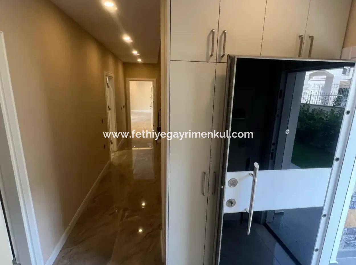 Marmaris İlçesi İçmeler Mahallesinde Orman Manzaralı Tam Müstakil 450M2 Arsa İçerisinde Yüzme Havuzlu 4 Oda 4 Banyo 240M2 Satılık Ultra Lüks Villa