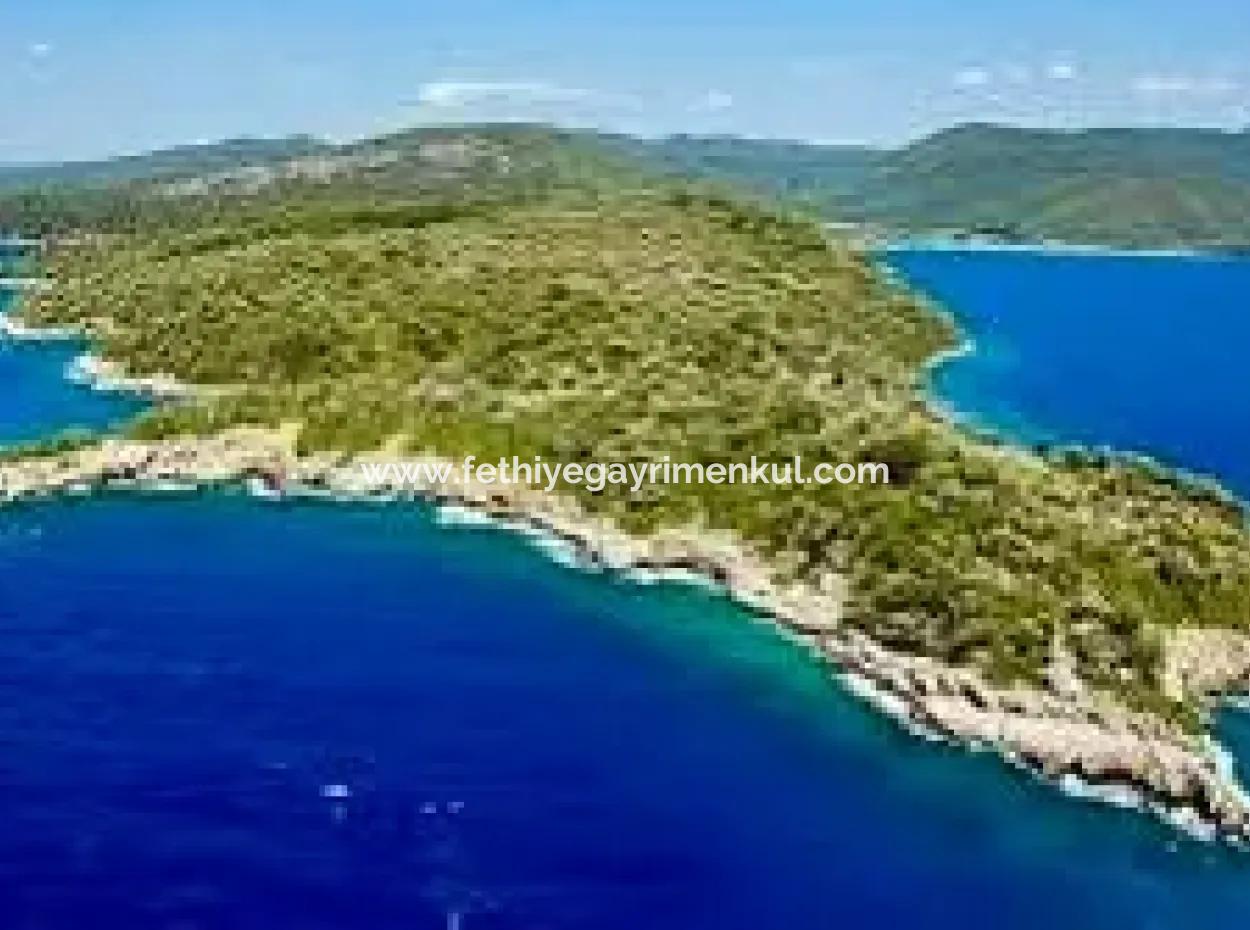Marmaris İlçesi Gökova Körfezinde  Satılık Ada  365000M2 Arsa Alanına Sahip Olup İçerisinde Kayıtlı Ev Bulunmaktadır.
