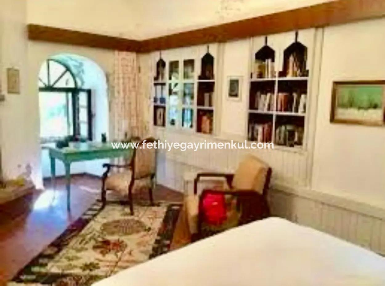 Marmaris Bölgesinde 81000M2  Satılık Ada 31000M2 Tapu İçerisinde Yasal Evi Bulunan Resmi Elektrik Su Mevcut Malikane