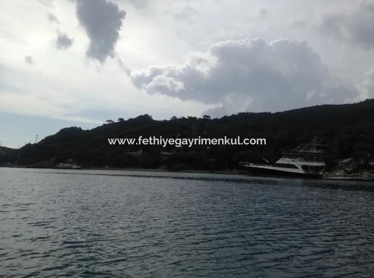Marmaris Merkezinde Denize Sıfır Satılık Köy Evi 5500M2 Liman İçinde
