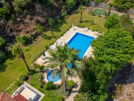 Marmaris İlçesi Beldibi Mahallesi Doğa Manzaralı Yüzme Havuzlu Site İçerisinde 3+1 Bahçe Dubleks Satılık Daire